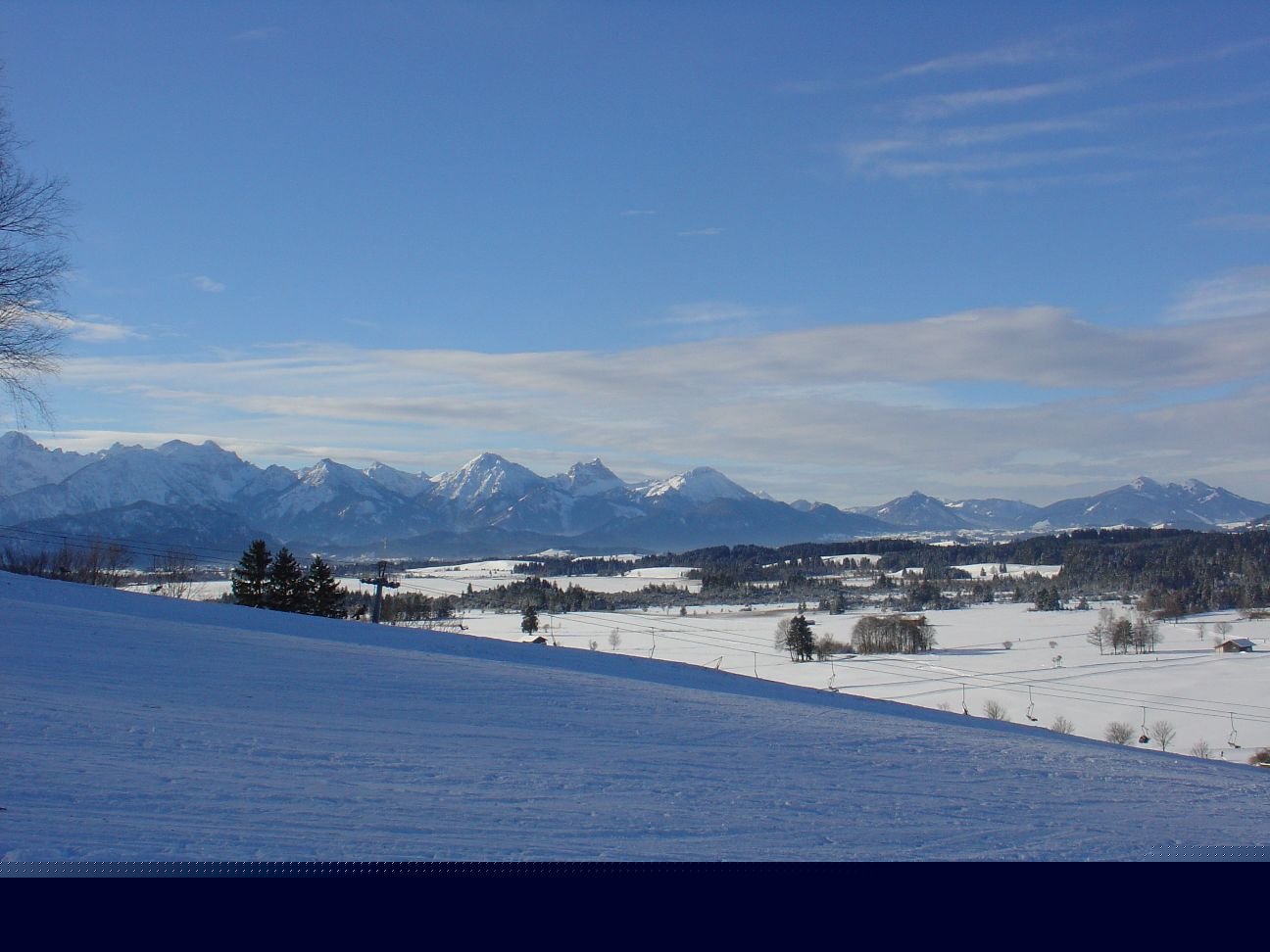 Der Anstiegweg führt anfangs an der Piste entlang